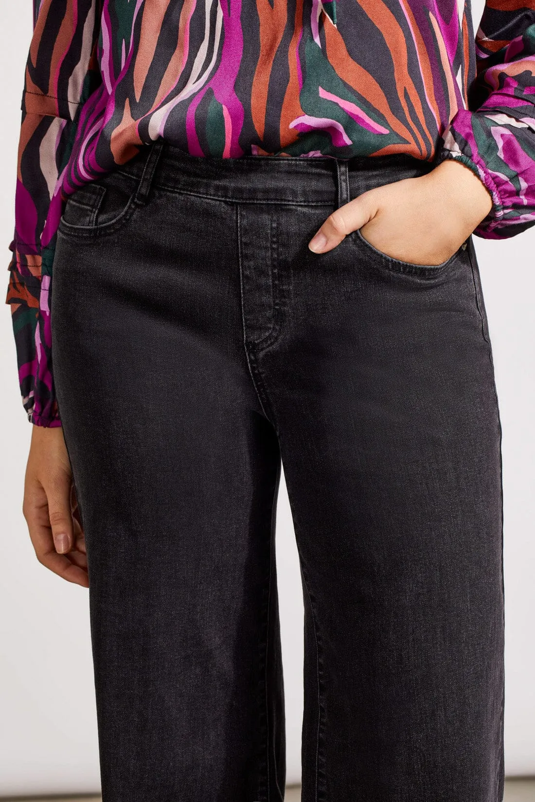 PULL ON WIDE LEG BLACK JEAN